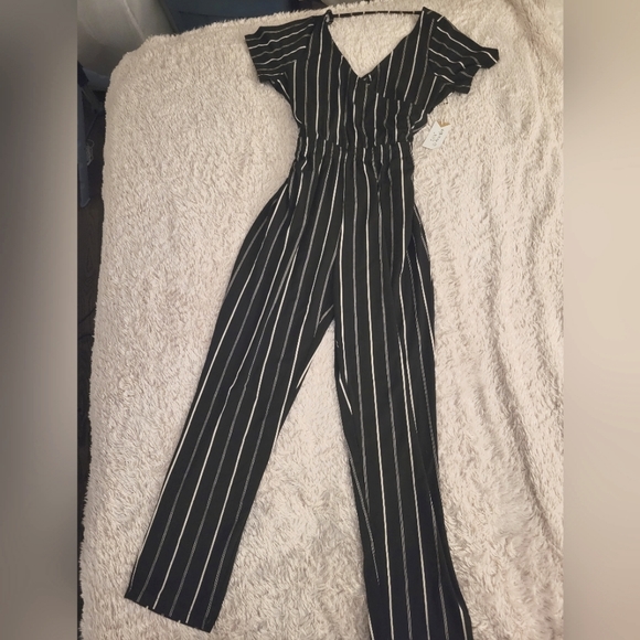 Dex - Shirt-Sleeved Pin-Stripe Romper - Picture 1 of 3